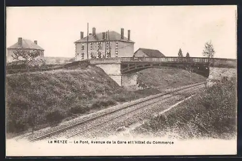 AK La Meyze, Le Pont, Avenue de la Gare et l`Hôtel du Commerce