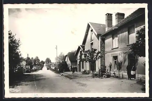 AK La Meyze, Avenue de la gare avec maisons et arbres