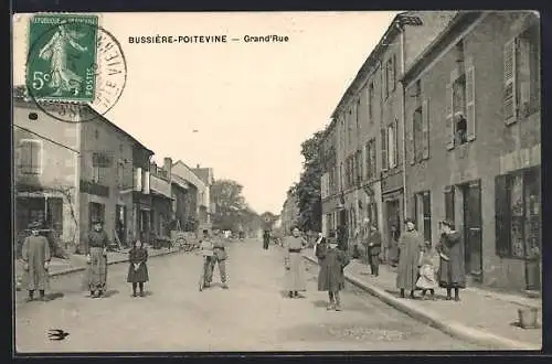 AK Bussière-Poitevine, Grand`Rue avec des habitants en plein air