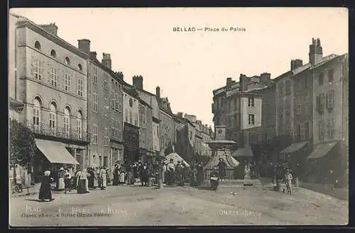 AK Bellac, Place du Palais avec fontaine et foule de passants