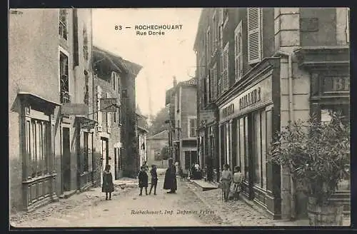 AK Rochechouart, Rue Dorée avec boutiques et passants