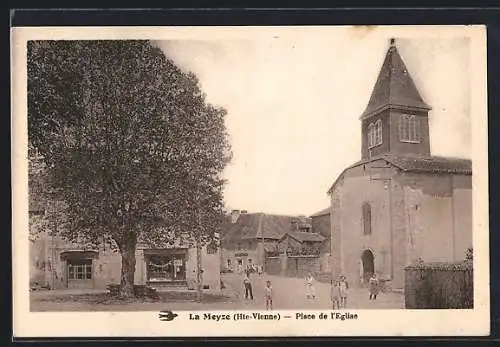 AK La Meyze, Place de l`Église avec habitants et enfants jouant