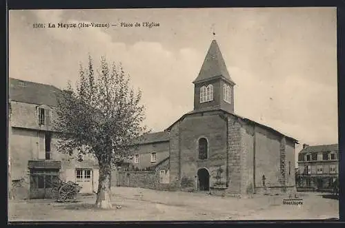 AK La Meyze, Place de l`Église avec bâtiments environnants