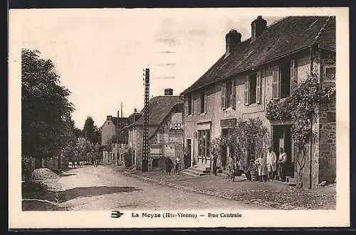 AK La Meyze, Rue Centrale avec bâtiments et habitants