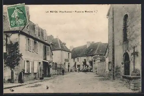 AK La Meyze, Place du Marché avec bâtiments et rue pavée