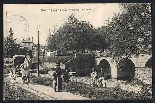 AK Magnac-Laval, Le Pont avec une calèche et des habitants au bord de la rivière