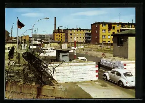 AK Berlin, Mauer mit Grenzübergang in der Heinrich-Heine-Strasse