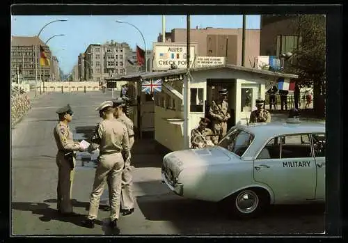 AK Berlin, Checkpoint Charlie in der Friedrichstrasse, Grenzübergang, amerikanische und französische Soldaten