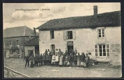 AK Landres, Soldaten und Schwestern vor der Verpflegungsstation Landres