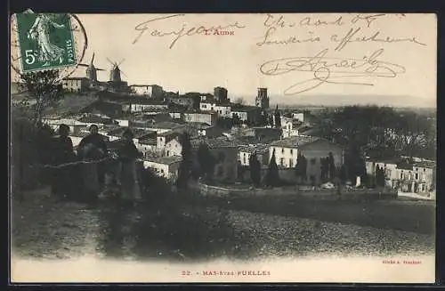 AK Mas-Saintes-Puelles, Vue du village avec des moulins à vent en arrière-plan