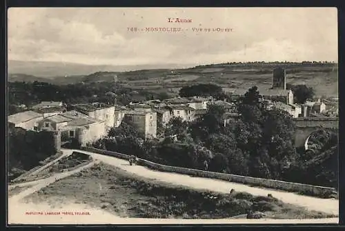AK Montolieu, Vue de l`ouest sur le village et les collines environnantes