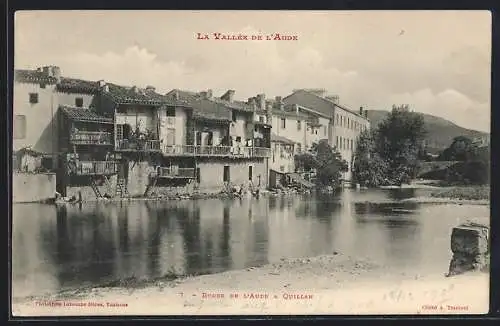 AK Quillan, Bords de l`Aude avec maisons pittoresques et montagnes en arrière-plan