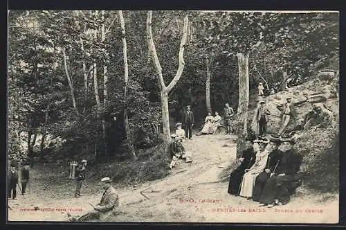 AK Rennes-les-Bains, Source du Cercle avec des visiteurs dans la forêt