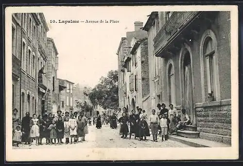 AK Lapalme, Avenue de la Place avec des habitants en tenue traditionnelle devant les maisons