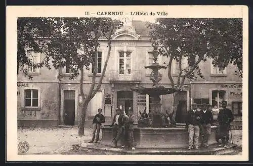 AK Capendu, L`Hôtel de Ville et la fontaine avec des habitants