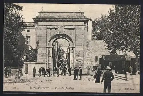 AK Carcassonne, Porte des Jacobins avec des passants devant l`entrée