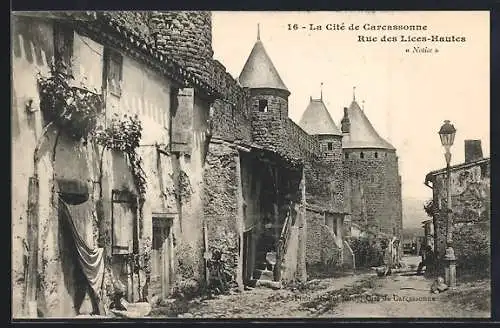 AK Carcassonne, Rue des Lices-Hautes avec vue sur les tours et les remparts médiévaux