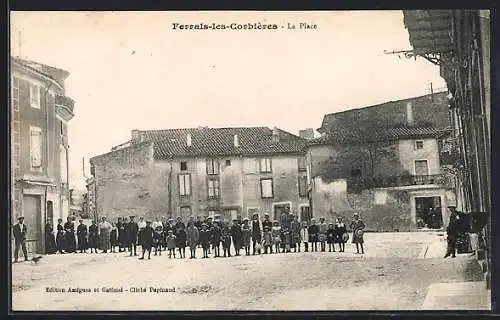 AK Ferrals-les-Corbières, La Place avec des habitants rassemblés