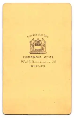 Fotografie Norddeutsches Photographie Atelier, Bremen, Hutfilterstr. 38, Mutter mit drei Kindern, ein Junge mit Orden