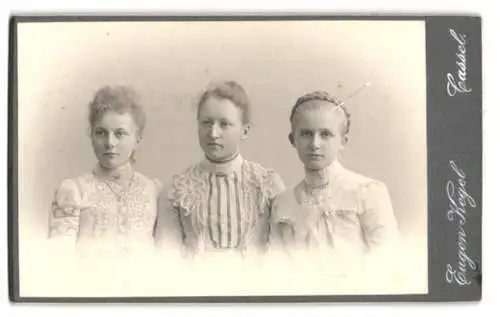 Fotografie Eugen Kegel, Cassel, Gr. Rosenstrasse 5, Margarete, Elsbeth und Trude in Kleidern mit Rollkragen