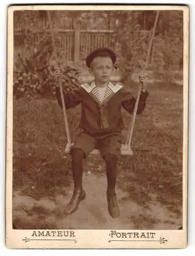 Fotografie Amateur Portrait, Hasbach, Walter Reif im Matrosenkostüm auf einer Schaukel, 1905