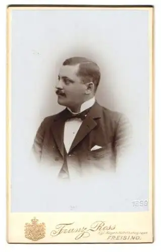 Fotografie Franz Ress, Freising, M. Plank im Halbporträt