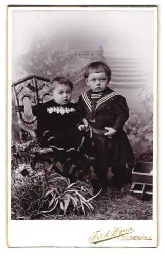 Fotografie Ferd. Hyna, Goldberg i. Schl., Am Bahnhofswege 431, Otto und Kurt als kleine Jungen auf einem Stuhl