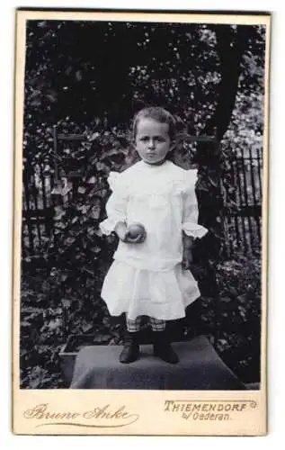 Fotografie Bruno Anke, Thiemendorf b. Oederan, Dora Gläser als kleines Mädchen mit Ball im Jahr 1906