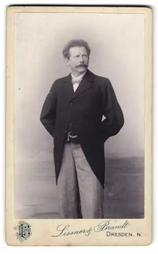 Fotografie Lissner & Brandt, Dresden, Alaunstrasse 14, Ernst Gast in elegantem Anzug mit karierter Krawatte