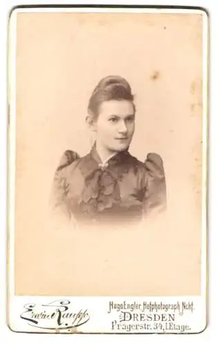 Fotografie Erwin Raupp, Dresden, Pragerstrasse 34, Lina Elias als junge Frau im Jahr 1892