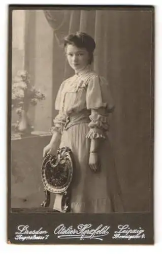 Fotografie Atelier Herzfeld, Leipzig, Thomasgasse 4, Helene Mahnert als junge Frau im Jahr 1907