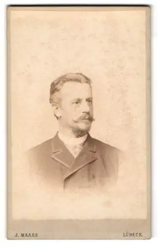 Fotografie J. Maass, Lübeck, Breitestrasse 37, Herr Baudirektor Schwiening im Porträt im Jahr 1895