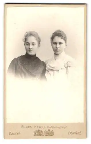 Fotografie Eugen Kegel, Cassel, Gr. Rosenstrasse 5, Catherine K. und Elsa Z. als junge Frauen im Jahr 1901