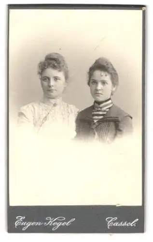 Fotografie Eugen Kegel, Cassel, Gr. Rosenstrasse 5, Else und Frieda in eleganten Kleidern