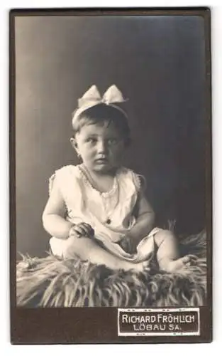 Fotografie Richard Fröhlich, Löbau i. Sa., Elfriede als kleines Mädchen mit Haarschleife