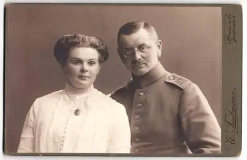 Fotografie W. Taubmann, Pirna a. E., Jacobäerstr. 6, Soldat des 101. Regiments in Uniform neben seiner Frau