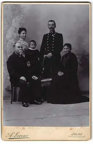 Fotografie A. Lorenz, Iglau, Bräuhausgasse 13, Soldat in Uniform mit Zentenar-Medaille mit seiner Familie