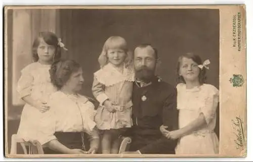 Fotografie Sattler & Lissy, Teplitz, Bahnhofstrasse, K. u. k. Uffz. in Uniform mit drei Sternen am Kragen mit Kindern