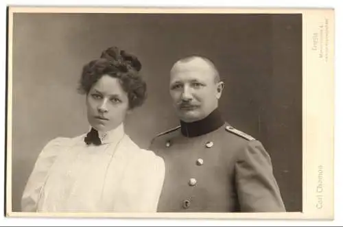 Fotografie Carl Thomas, Leipzig, Marienstrasse 4, Leutnant in Uniform neben seiner Frau in weisser Bluse