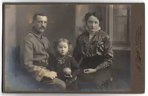 Fotografie H. Imig, Zwickau, Hauptmarkt, Soldat in Uniform des 1. Regiments mit Ehefrau und junger Tochter