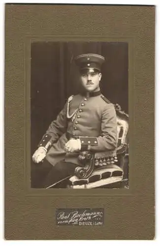 Fotografie Paul Bachmann, Dieuze i. Lothr., Junger Soldat in Uniform mit Schützenschnur und Schirmmütze