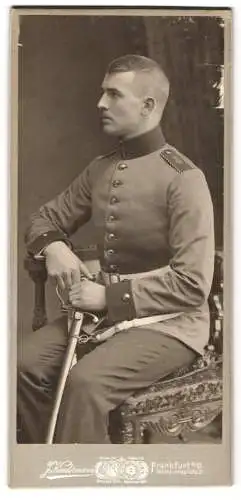 Fotografie J. Kindermann, Frankfurt a. O., Wilhelmsplatz 2, Soldat des 18. Artillerie-Regiments in Uniform mit Degen