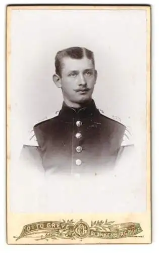 Fotografie Otto Greve, Blankenburg a. Harz, Militärmusiker in Uniform mit Schwalbennestern