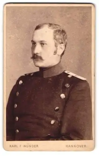 Fotografie Karl F. Wunder, Hannover, Friedrichstrasse, Chevauleger in Uniform mit hellen Schulterklappen