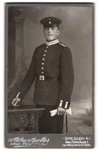 Fotografie Atelier Apollo, Dresden, König-Georg-Allee, Junger Soldat in Garde-Uniform mit Schirmmütze und Bajonett