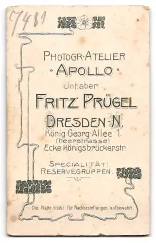 Fotografie Atelier Apollo, Dresden, König-Georg-Allee, Junger Soldat in Garde-Uniform mit Schirmmütze und Bajonett