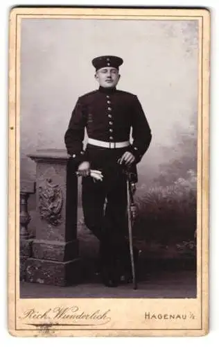 Fotografie Rich. Wunderlich, Hagenau i. E., Junger Soldat in Uniform mit Säbel und Portepee