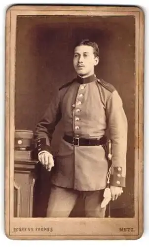 Fotografie Bourens Frères, Metz, Junger Soldat des 4. Regiments in Uniform mit Bajonett und Portepee