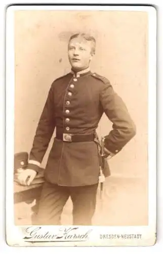 Fotografie Gustav Karsch, Dresden-Neustadt, Gr. Meissenerstr. 17, Junger Soldat des 13. Regiments in Uniform