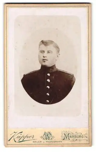 Fotografie Küpper, Marburg i. H., Junger Soldat in Uniform mit pomadisiertem Haar